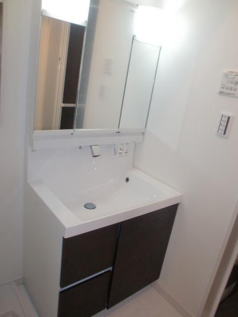 Wash basin, toilet. Indoor (10 May 2013) Shooting