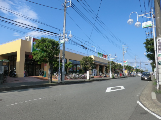 Supermarket. 300m to York Mart (super)