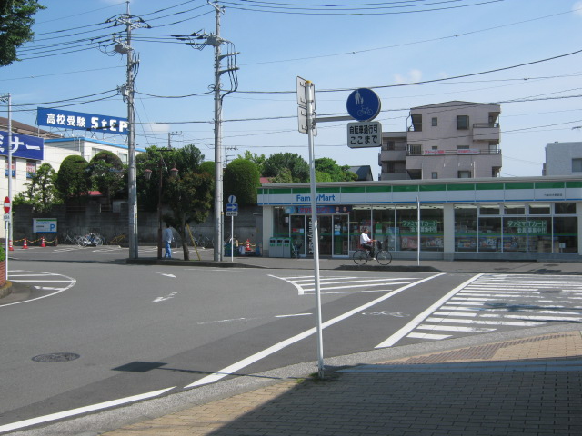 Convenience store. 460m to Family Mart (convenience store)