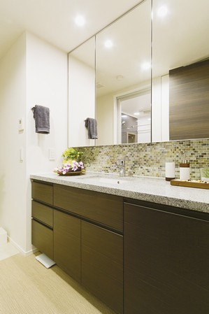 Vanity top plate and Grohe Co. mixing faucet such as granite, Pursuit of functional beauty