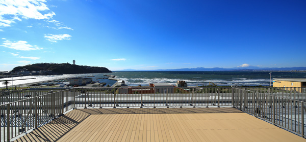 Shared facilities.  [Rooftop Ocean deck photo] The rooftop, It installed a rooftop terrace "rooftop Ocean deck," where you can enjoy the Enoshima and landscape of Katasekaigan.  ※ There are limited by the management contract and the use time.