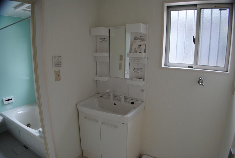 Wash basin, toilet. Room (August 2013) Shooting