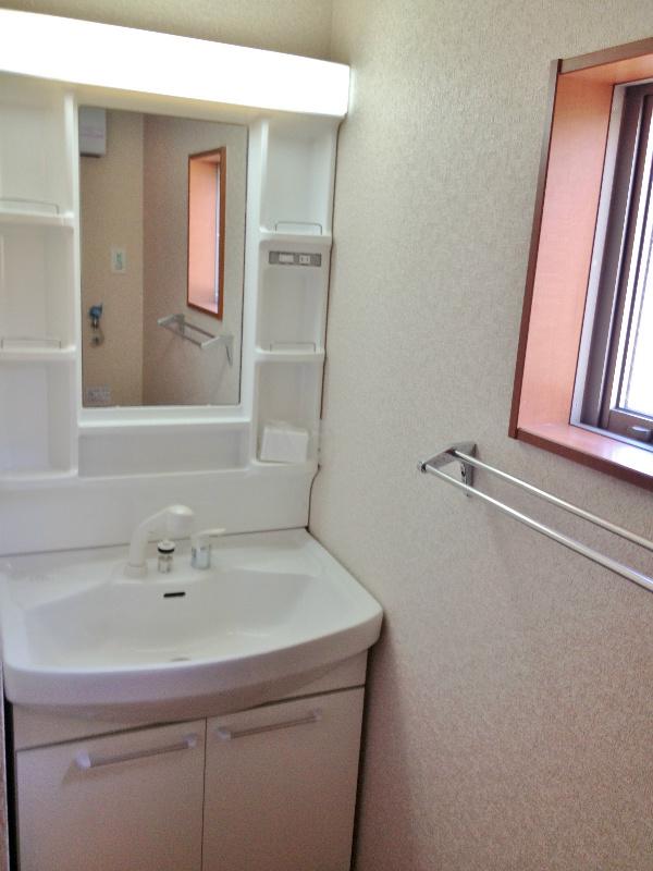 Wash basin, toilet. Convenient shampoo dresser to get ready!