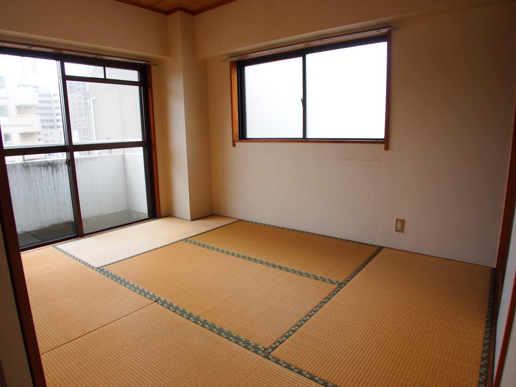 Other room space. Two-sided lighting in the Japanese-style room is a corner room! !  * Tatami will instead stick to the previous tenants.