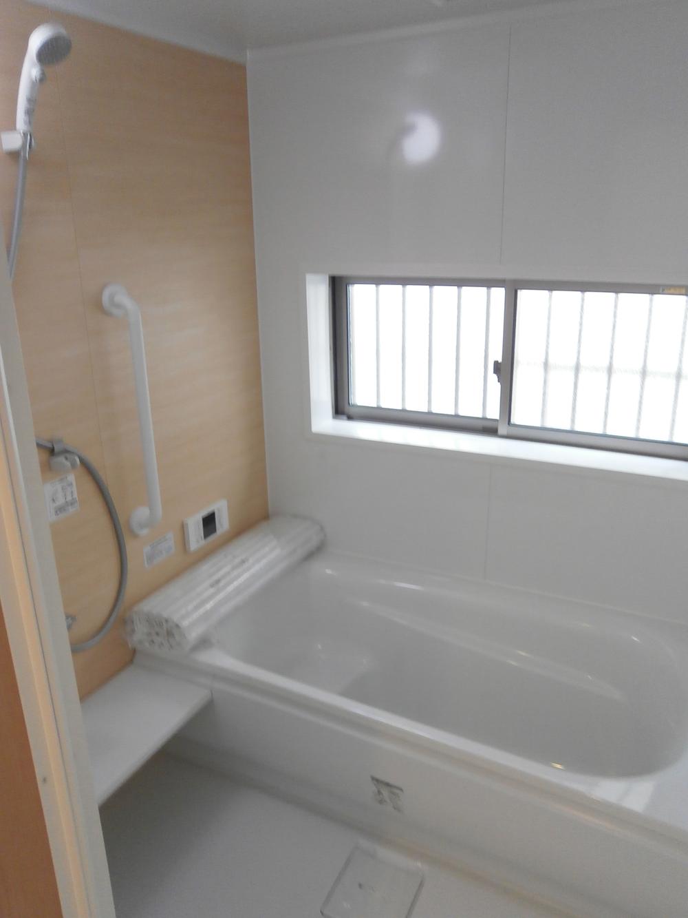 Bathroom. Local (12 May 2013) Shooting Is convenient cleaning there is also a window!