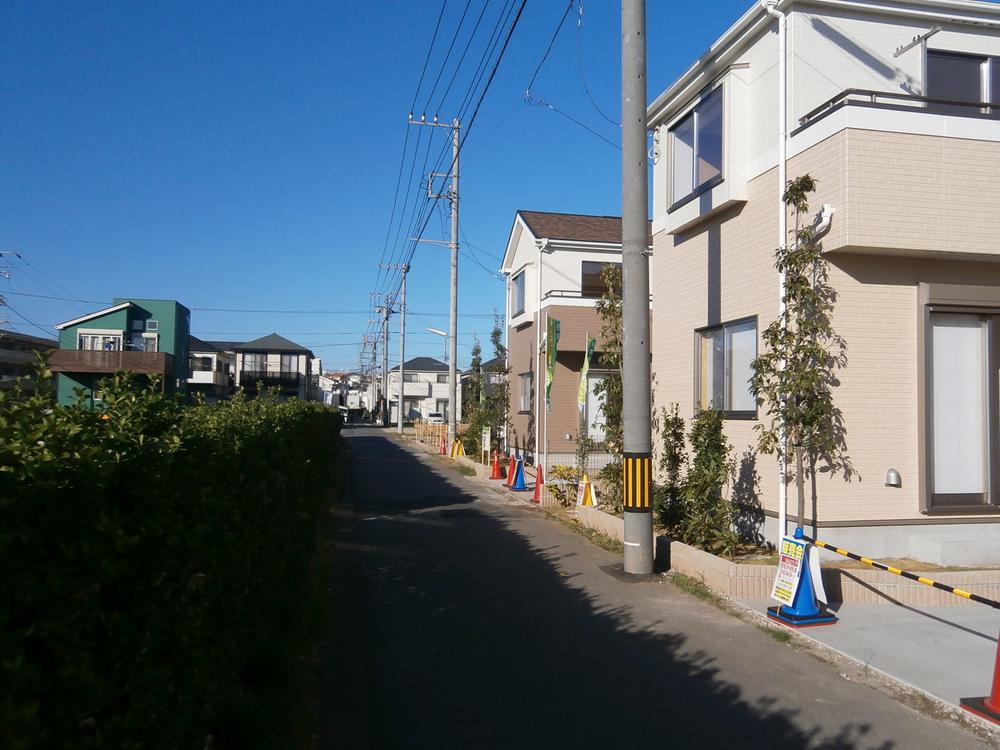 Local photos, including front road. Local (12 May 2013) Shooting Front road car traffic is less.
