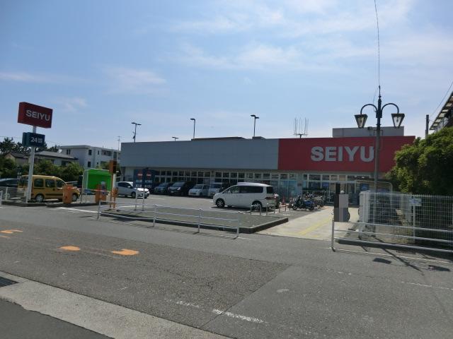 Supermarket. Seiyu to (super) 902m