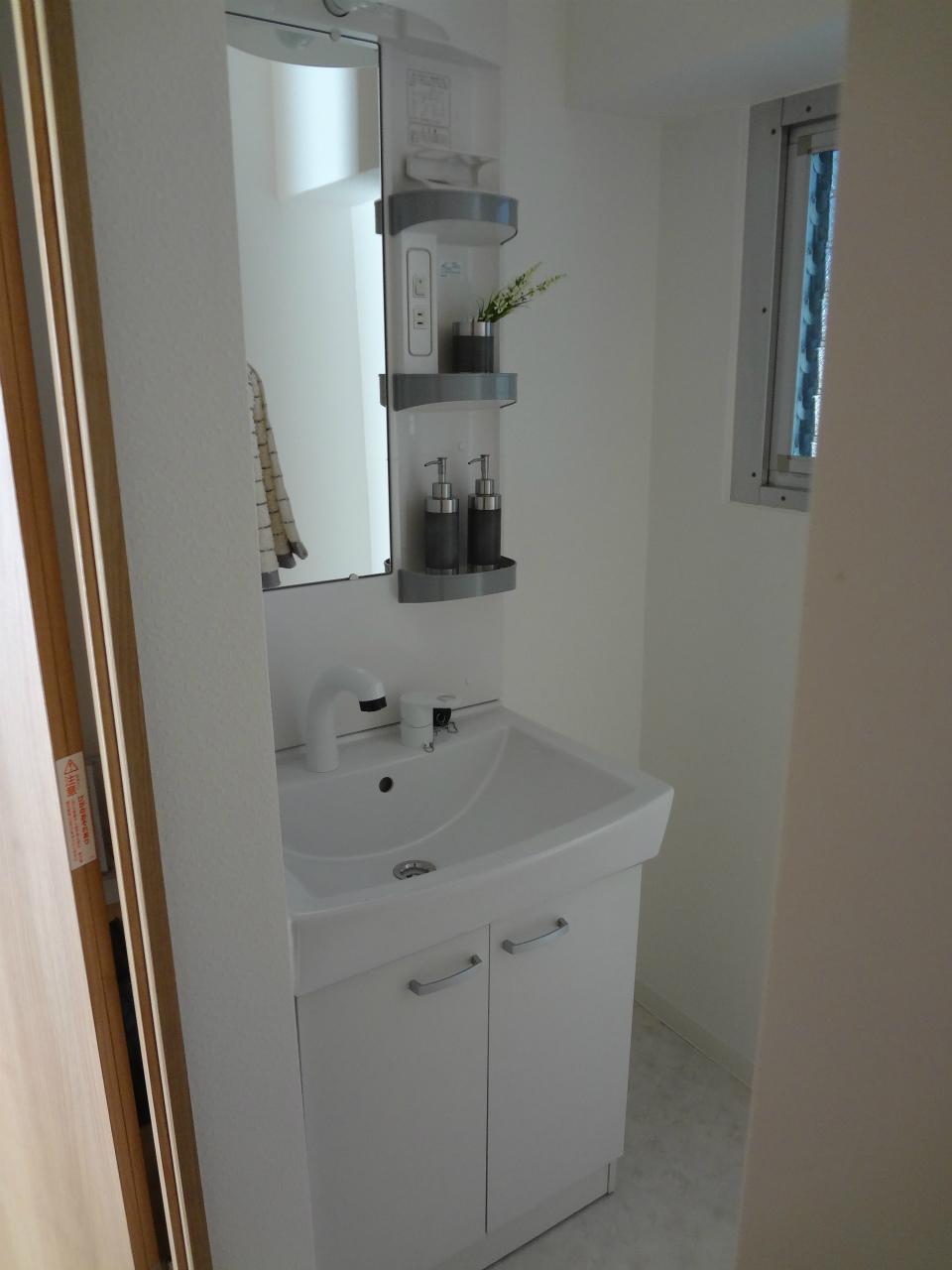 Wash basin, toilet. Indoor (12 May 2013) Shooting