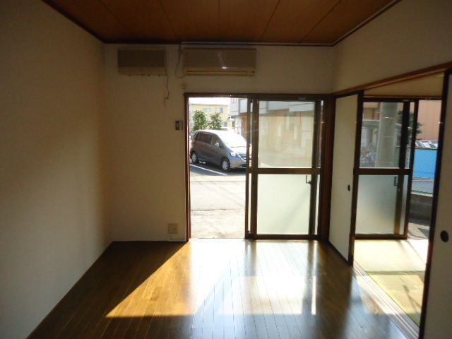 Living and room. Day good ・ Single person Allowed ・ Air-conditioned