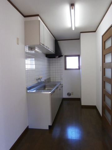 Kitchen. City gas ・ Window there before is living. 