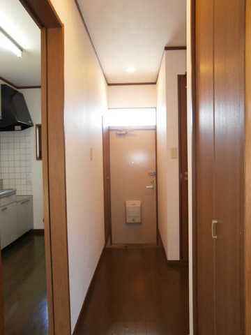 Entrance. Entrance ・ Left shoes BOX ・ Right washroom