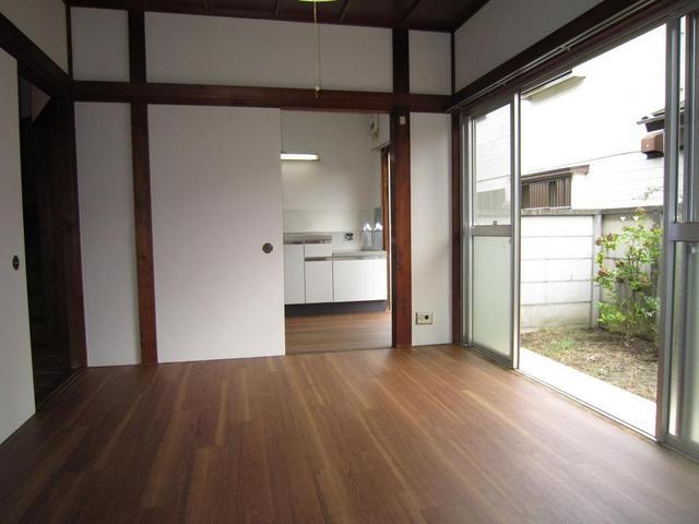 Living and room. The first floor of the bright Western-style. Flooring new. 