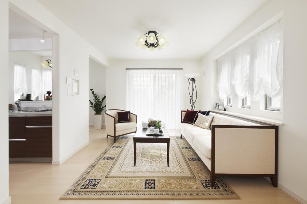 Living. Living to which lead from the Japanese-style room in flat, Family of the private space of the garden & terrace. When the weather is good, While taking a warm sunshine to the body full of basking in the sun is also fun (sale Models House)