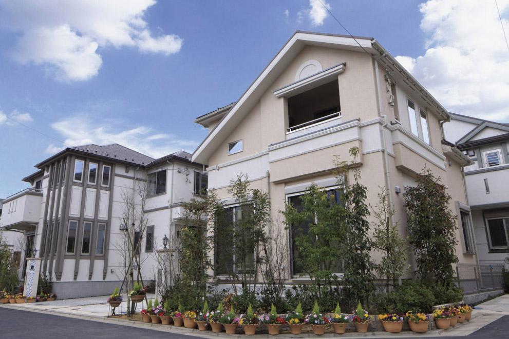 Local appearance photo. About on the front road 4.5m ~ Ensure the breadth of 5m. The arrangement of car spaces, Provided next to Building interval, Sunny and Kazenotoorimichi, Creating a space to foster a community of fellow occupants (sale completed local streets)