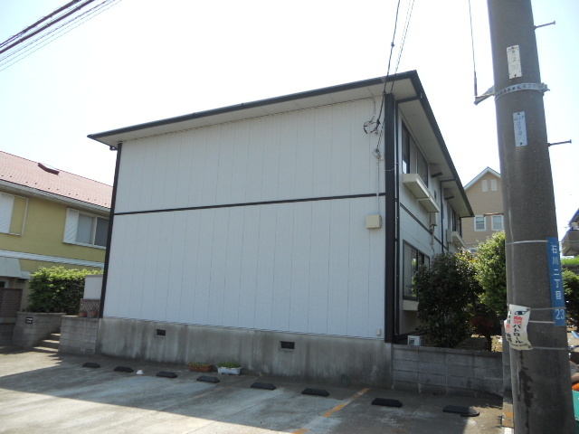 Building appearance. Sunny ・ With on-site parking