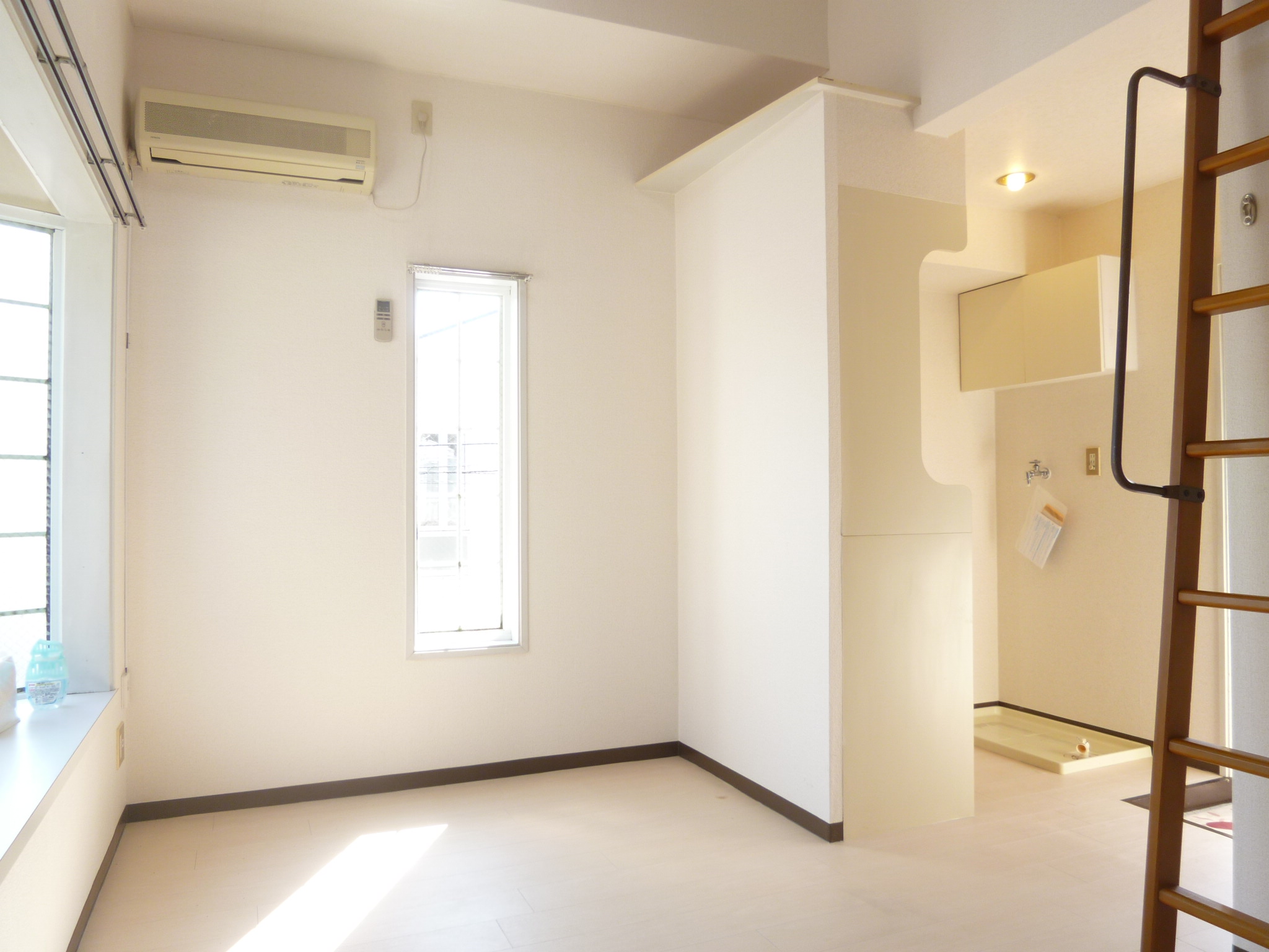 Living and room. room ・ Two-sided lighting ・ Air-conditioned