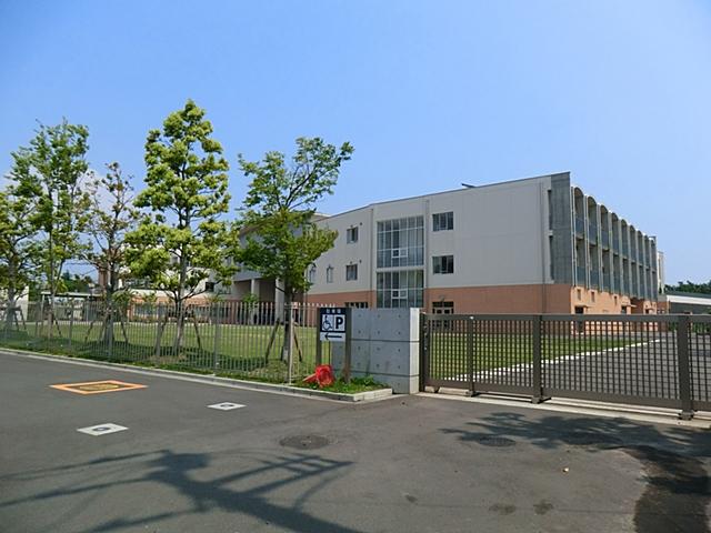 Junior high school. 998m until the Fujisawa Municipal Mutsuai junior high school