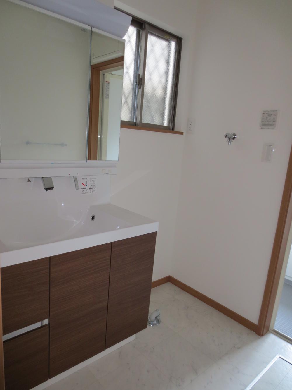 Wash basin, toilet. Indoor (12 May 2013) Shooting