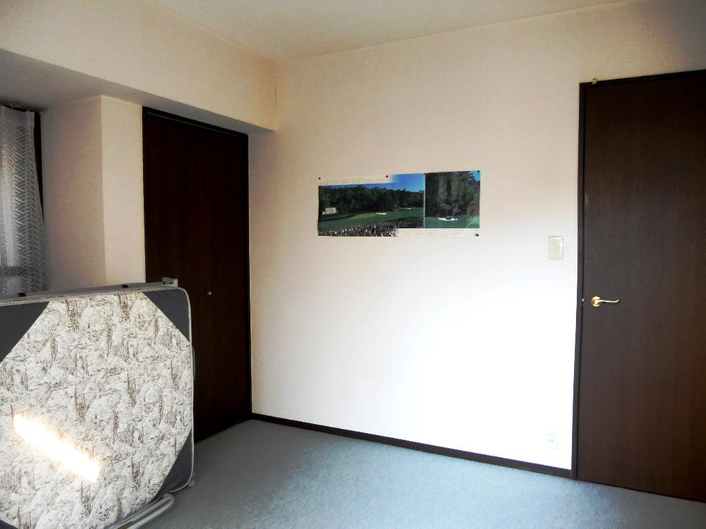 Non-living room. Northwest side