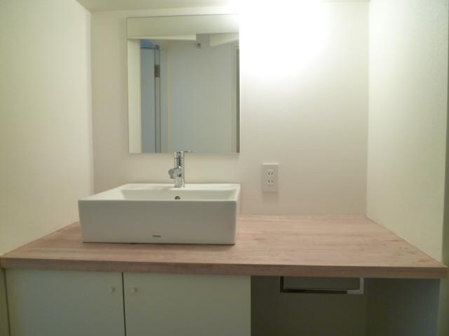 Wash basin, toilet. Indoor (February 2013) Shooting