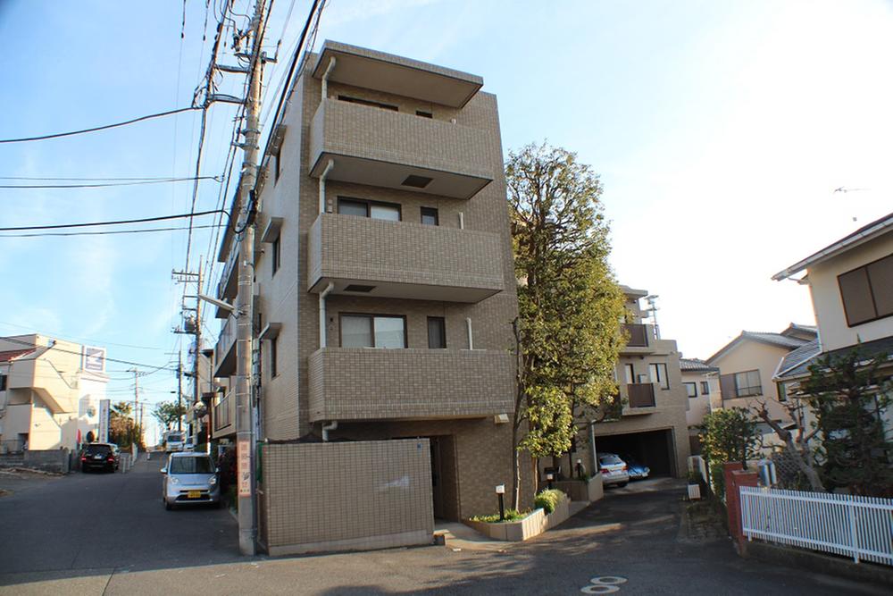 Other local. Local (12 May 2013) Shooting Tiled outer wall is to produce a chic appearance.