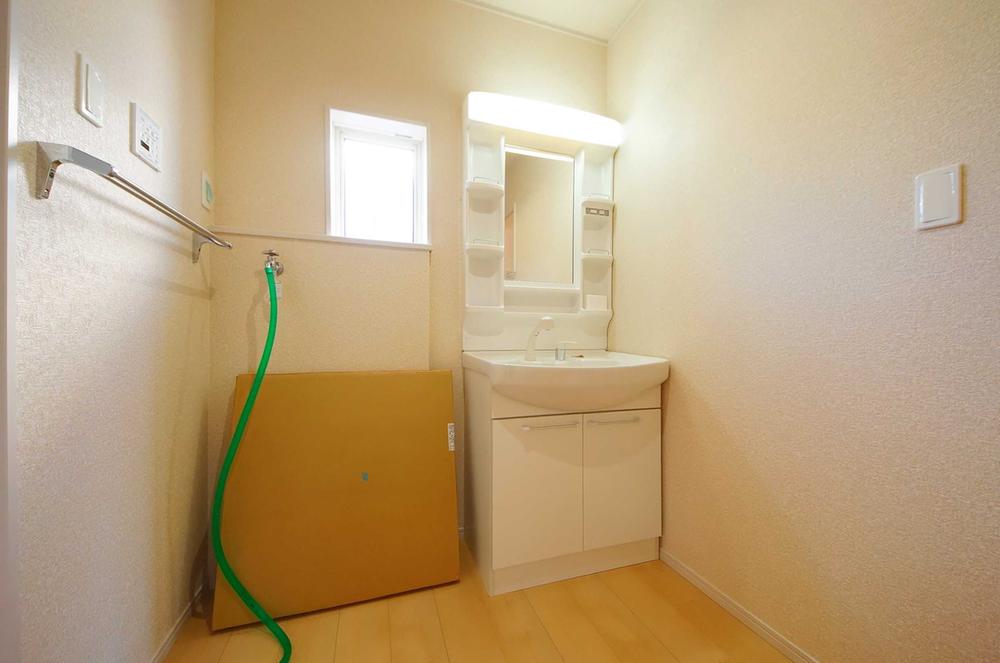Wash basin, toilet. Indoor (12 May 2013) Shooting, Shower is Dresser.