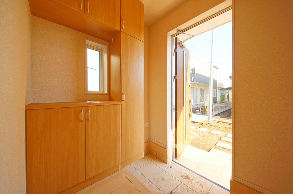 Other introspection. Indoor (12 May 2013) Shooting, Storage is abundant entrance near.