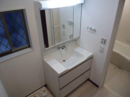 Wash basin, toilet. Basin of the same specification, Three-sided mirror, Shower Faucets standard equipment