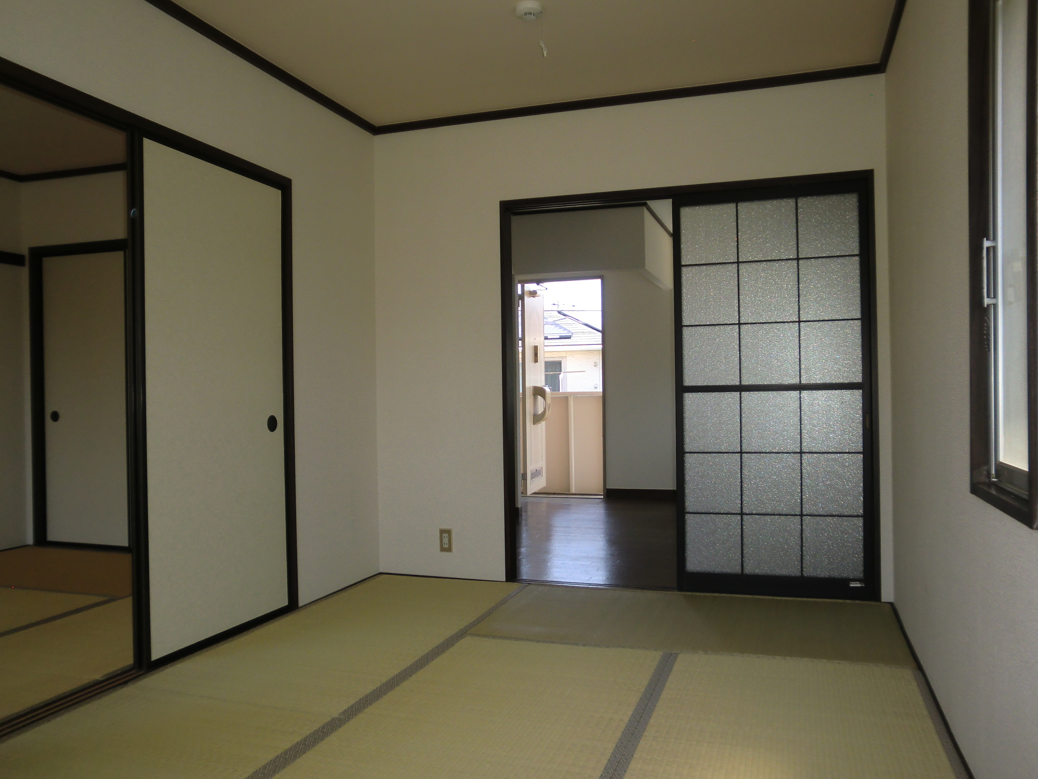 Living and room. Japanese-style room that follows the kitchen is ideal for living