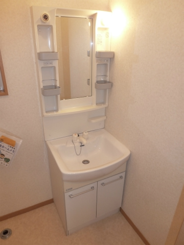 Other room space. Large wash basin equipped