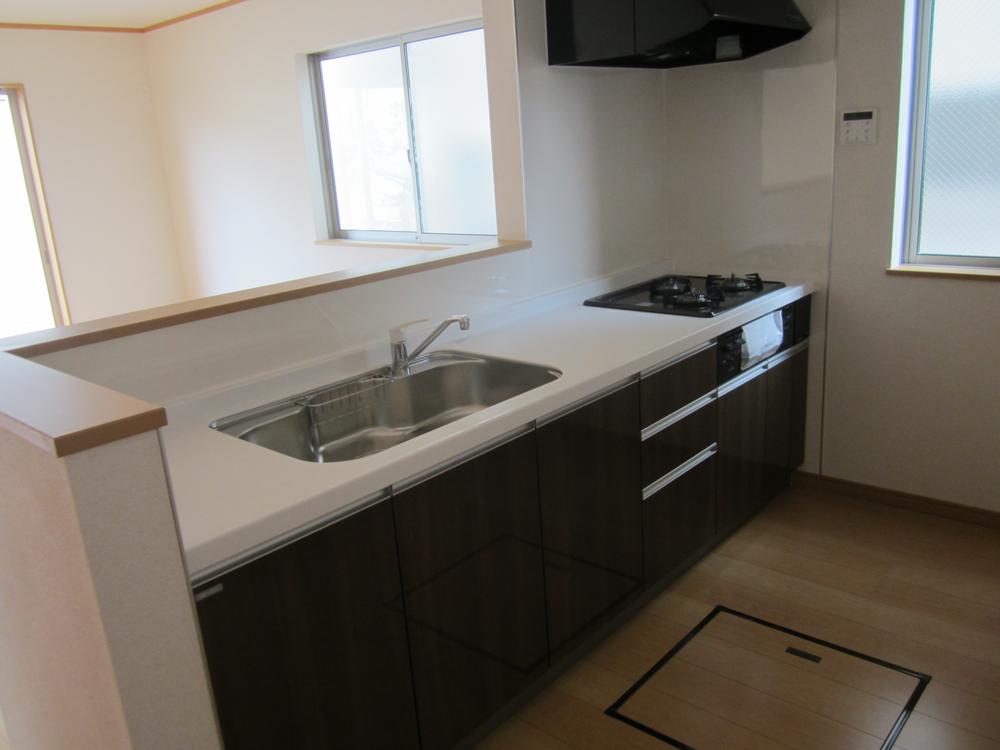 Kitchen. Indoor (11 May 2013) Shooting Popular face-to-face kitchen to wife