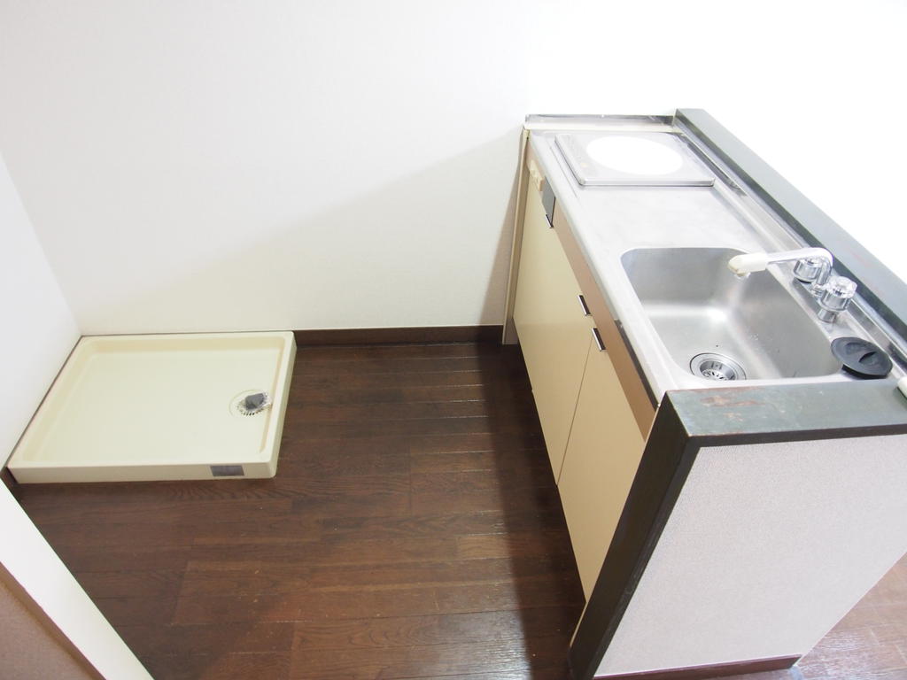 Kitchen. IH cooking heater equipped! !  Washing machine storage are located to the left!