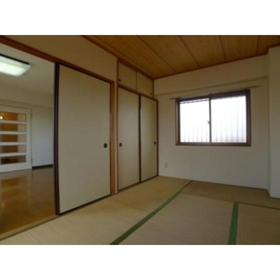 Other room space. It followed from 6 Pledge Japanese-style room to dining.