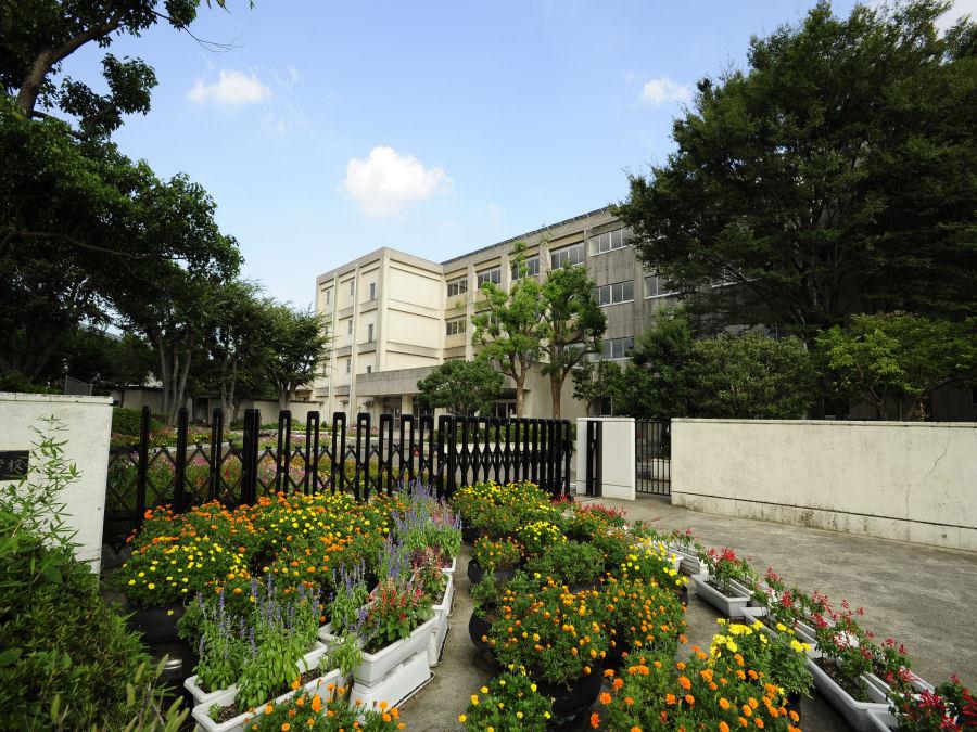 Junior high school. 1100m to Fujisawa Municipal Oshimizu junior high school