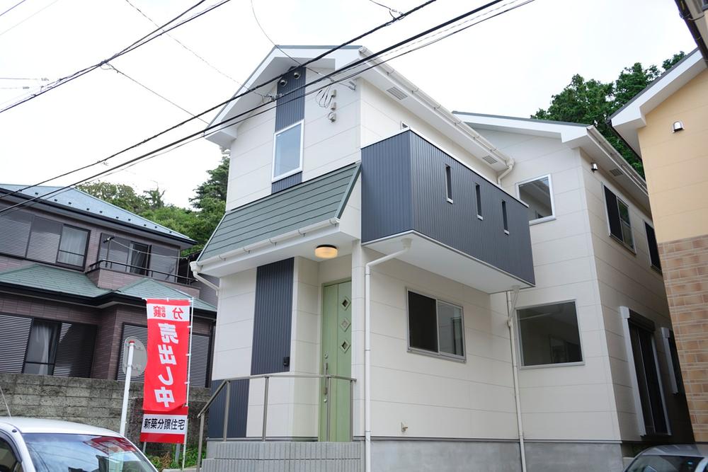 Local appearance photo. Appearance with a clean white × navy