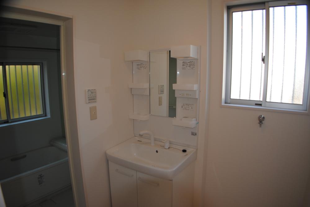 Wash basin, toilet. Indoor (12 May 2013) Shooting