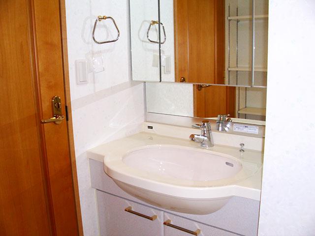 Wash basin, toilet. Wash basin