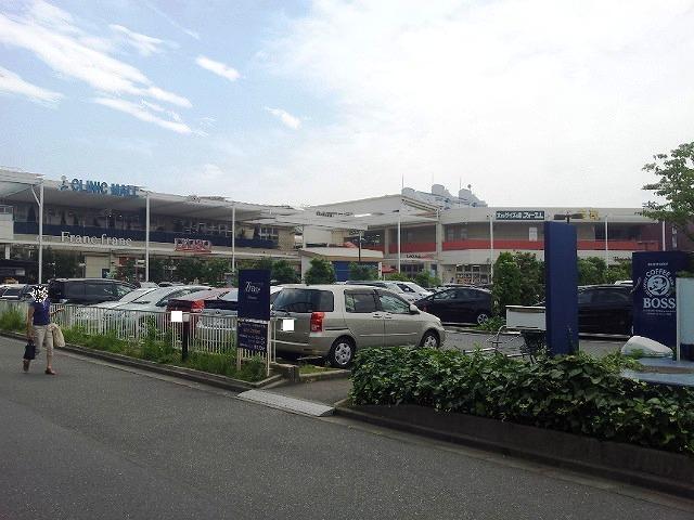 Shopping centre. Torre Aju white flag