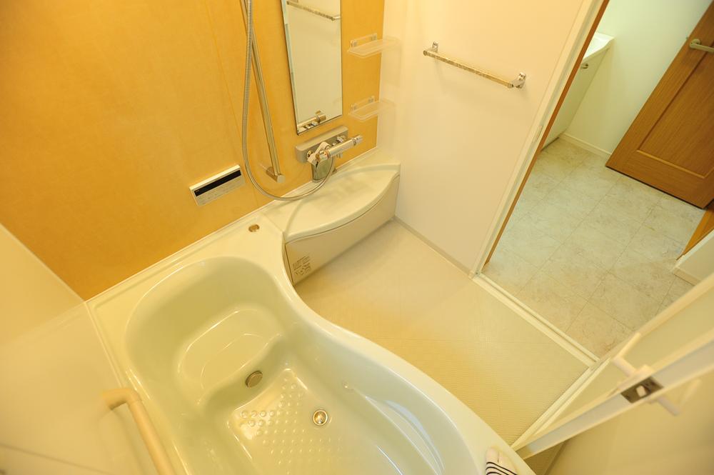 Bathroom. Spacious size of the tub.