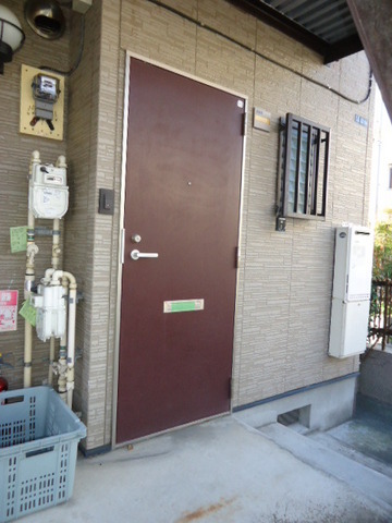 Entrance. 3 minutes from the train station ・ Convenient shopping ・ Flooring