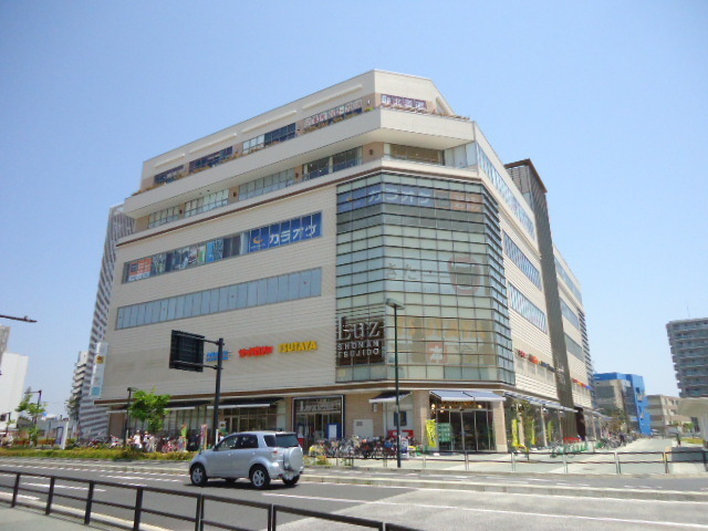 Shopping centre. 300m to Razz Shonan (shopping center)