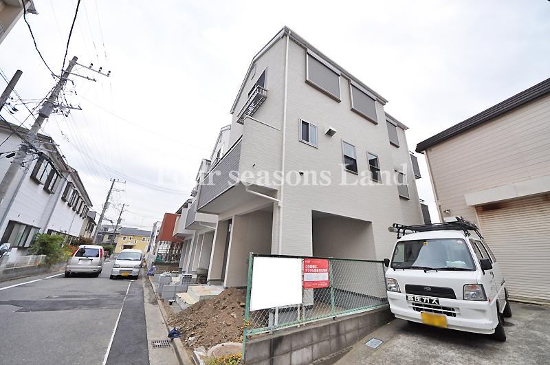 Local photos, including front road. Local (12 May 2013) Shooting Building 3