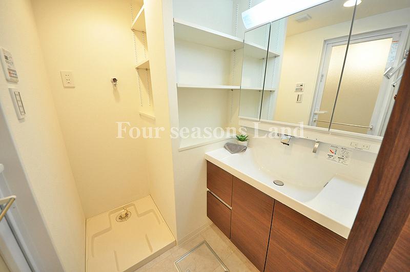 Wash basin, toilet. Indoor (11 May 2013) Shooting