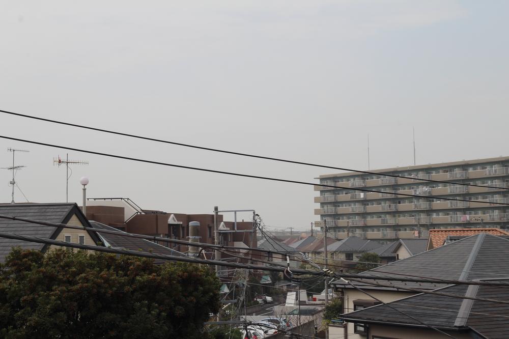 View photos from the dwelling unit. Local (March 2012) shooting