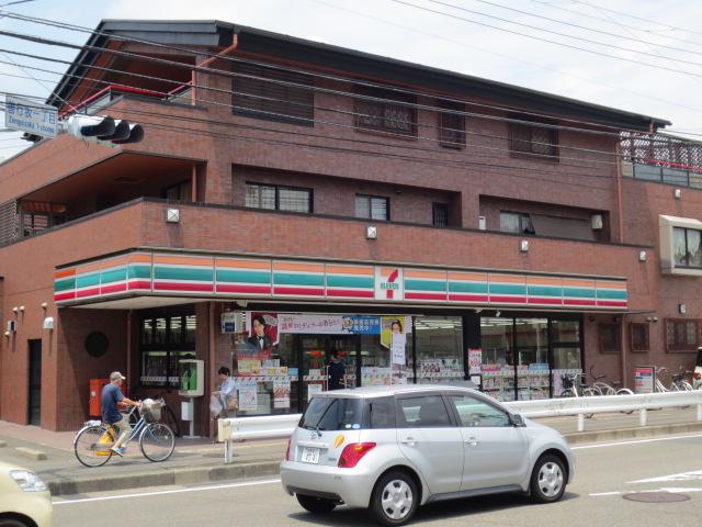 Convenience store. Seven-Eleven to Fujisawa good deeds shop 302m 2013 July shooting