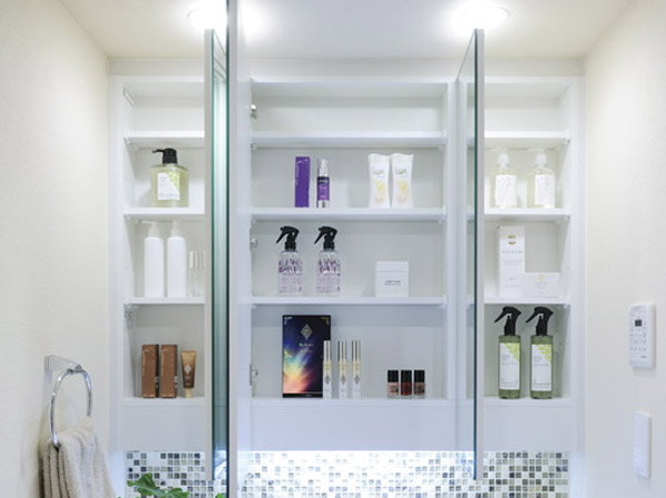 Bathing-wash room.  [Three-sided mirror back storage] By providing the storage on the back of the three-sided mirror, You can clean tidy fine there are many wash basin around, such as cosmetics.