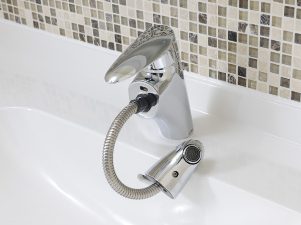 Bathing-wash room.  [Single lever mixing faucet] Left and right one of the lever handle, By moving up and down, It is a convenient faucet that it is possible to adjust the amount and temperature of the hot water and the water.