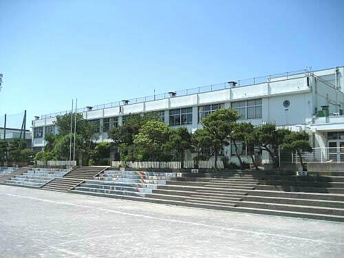 Primary school. 1000m until the Meiji elementary school