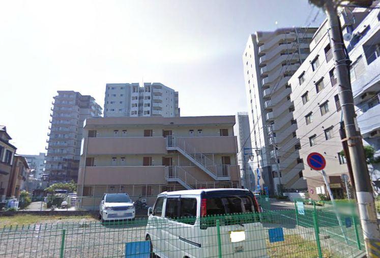 Local photos, including front road. Peripheral appearance is a picture