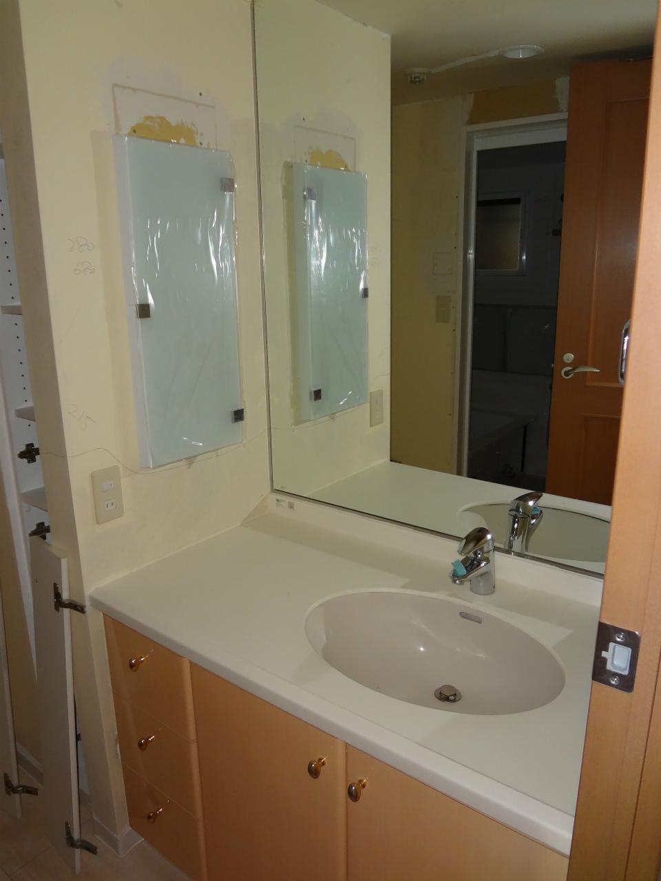 Wash basin, toilet. Indoor (11 May 2013) Shooting